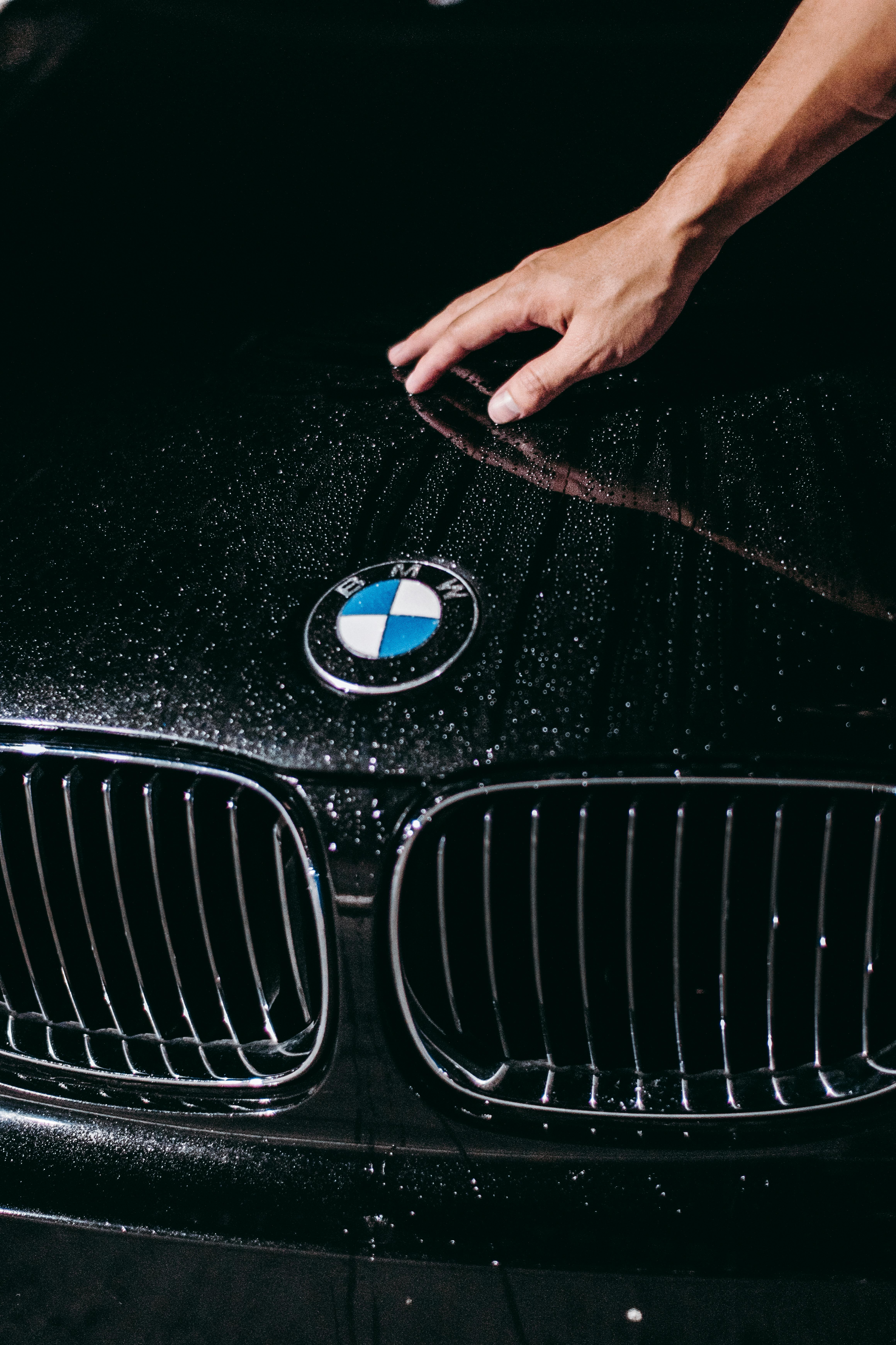 Jak sprawdzić kod lakieru w BMW? Kompletny poradnik dla właścicieli samochodów (2026)